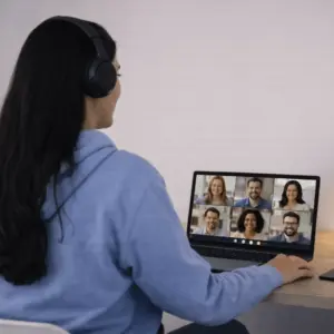 Gruppe nimmt teil an einem Onlinekurs zur Prüfungsvorbereitung