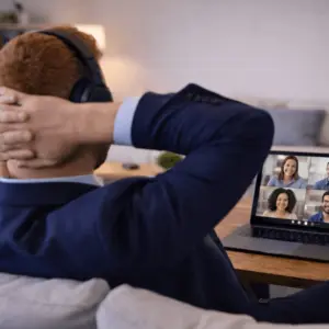 Gruppe nimmt teil an einem Onlinekurs zur Prüfungsvorbereitung