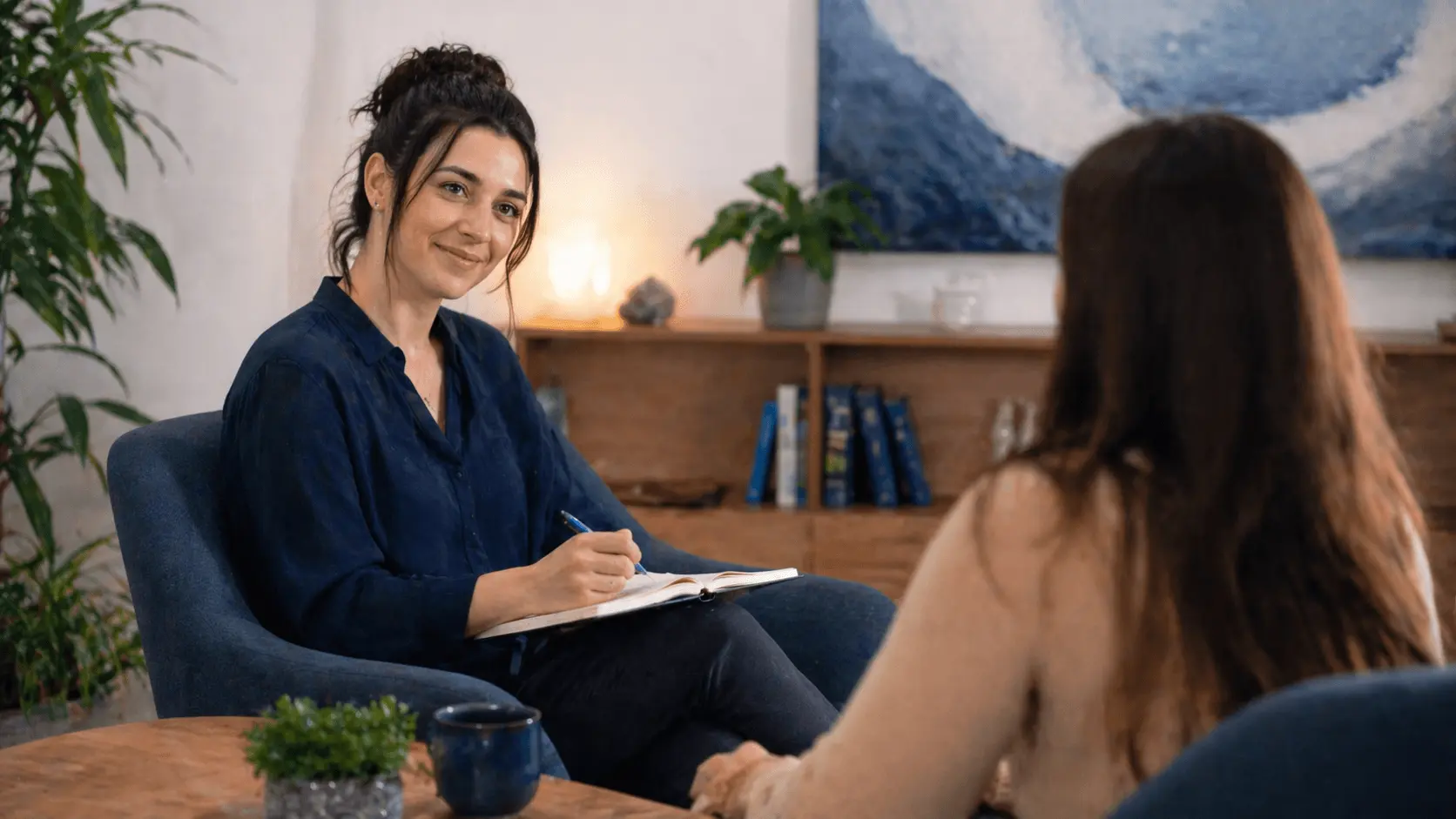 Heilpraktiker Psychotherapie im Gespräch in ruhiger Praxis