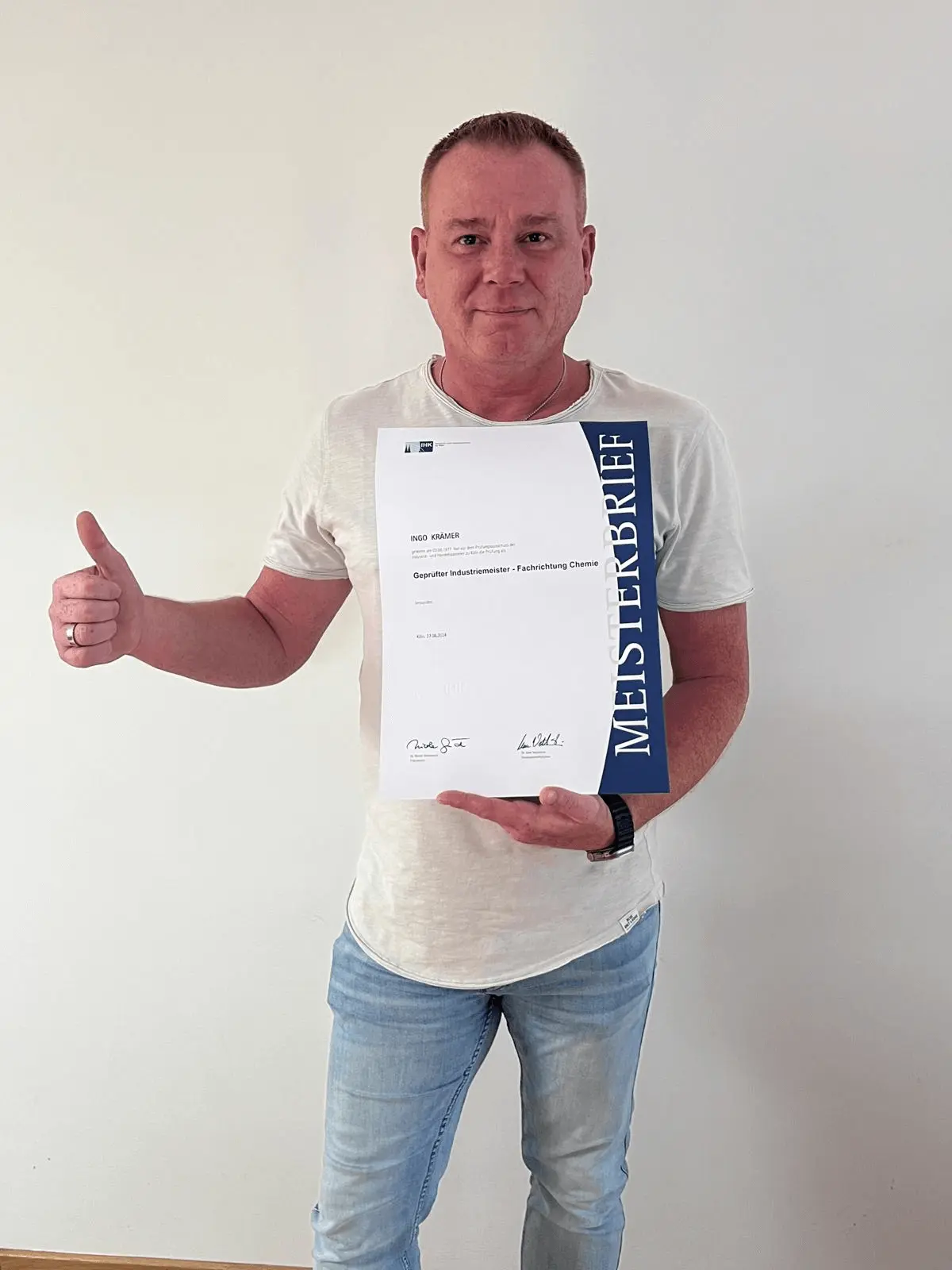 Teilnehmer Ingo Krämer mit seinem Abschlusszeugnis zum Geprüften Industriemeister Fachrichtung Chemie