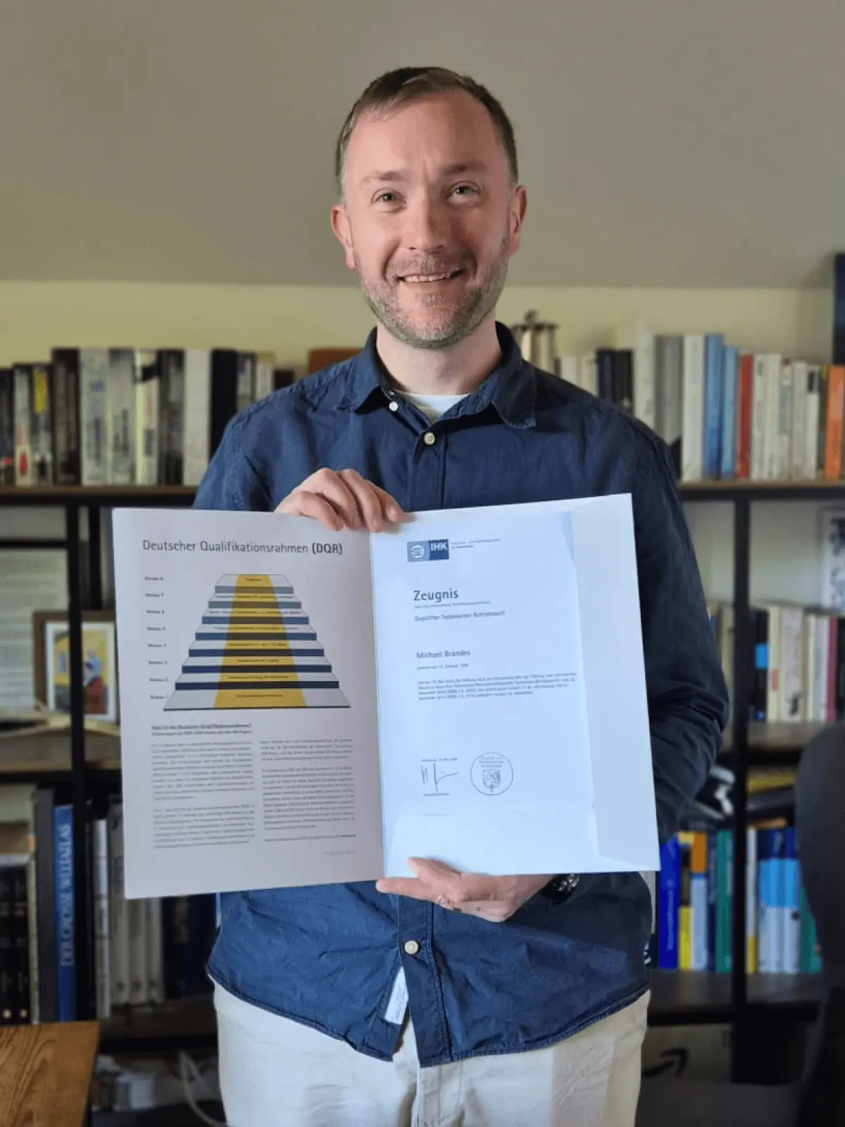 Teilnehmer Michael Brandes mit seinem Abschlusszeugnis zum Geprüften Technischen Betriebswirt