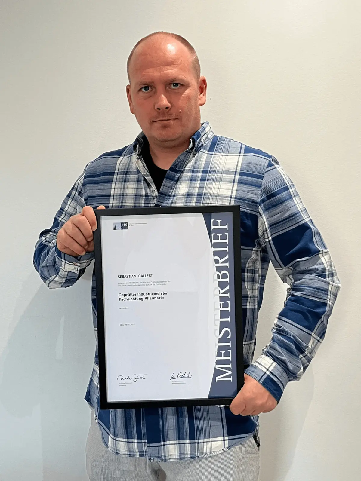 Teilnehmer Sebastian Gallert mit seinem Abschlusszeugnis zum Geprüften Industriemeister Fachrichtung Pharmazie