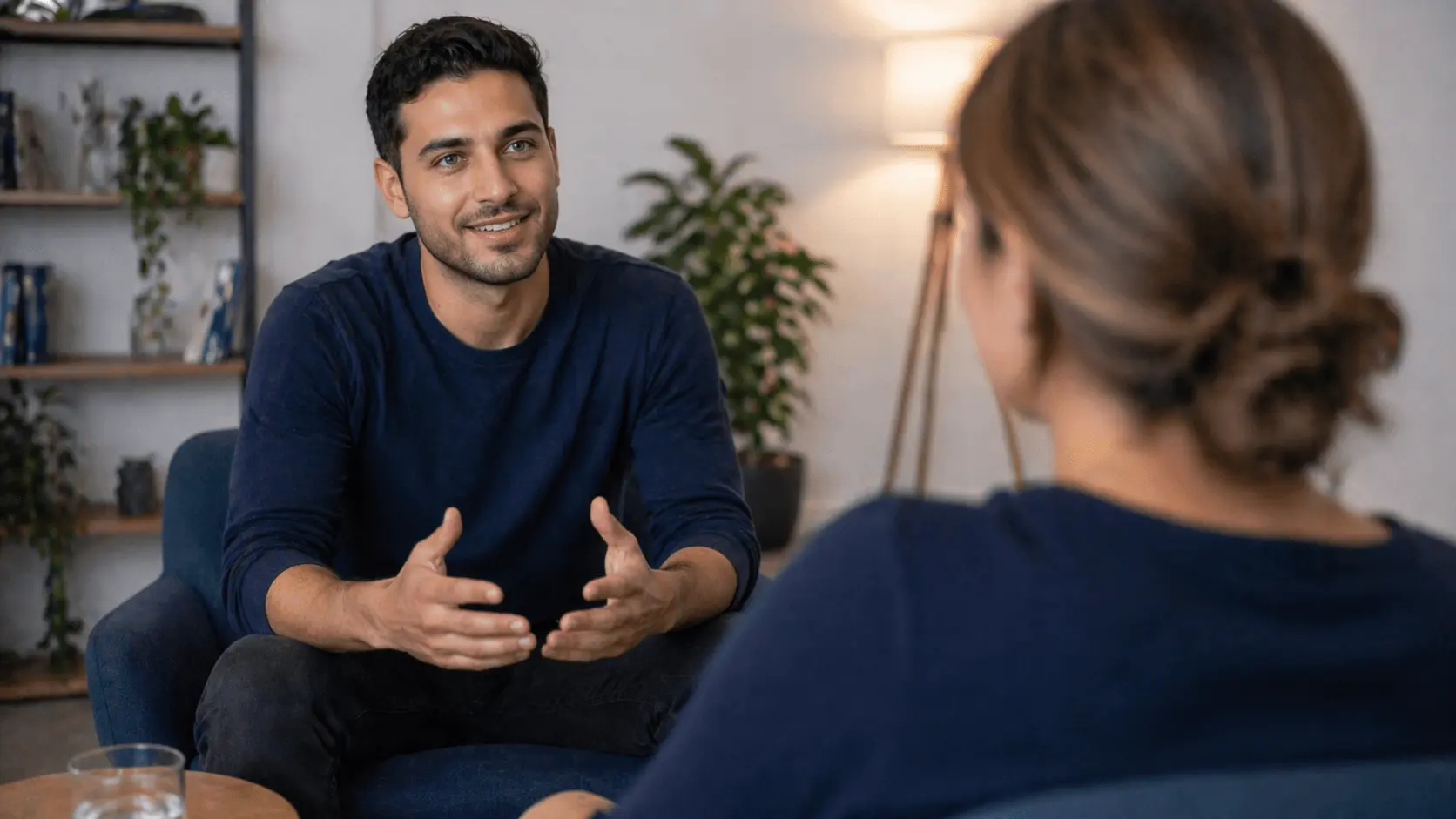 Systemische Supervision Beratungsgespräch mit Supervisor im Praxisraum