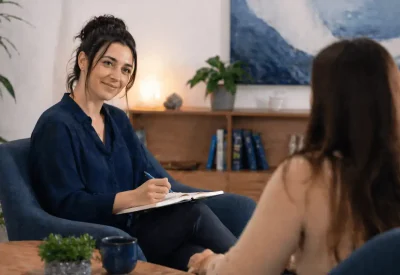 Heilpraktiker Psychotherapie im Gespräch in ruhiger Praxis