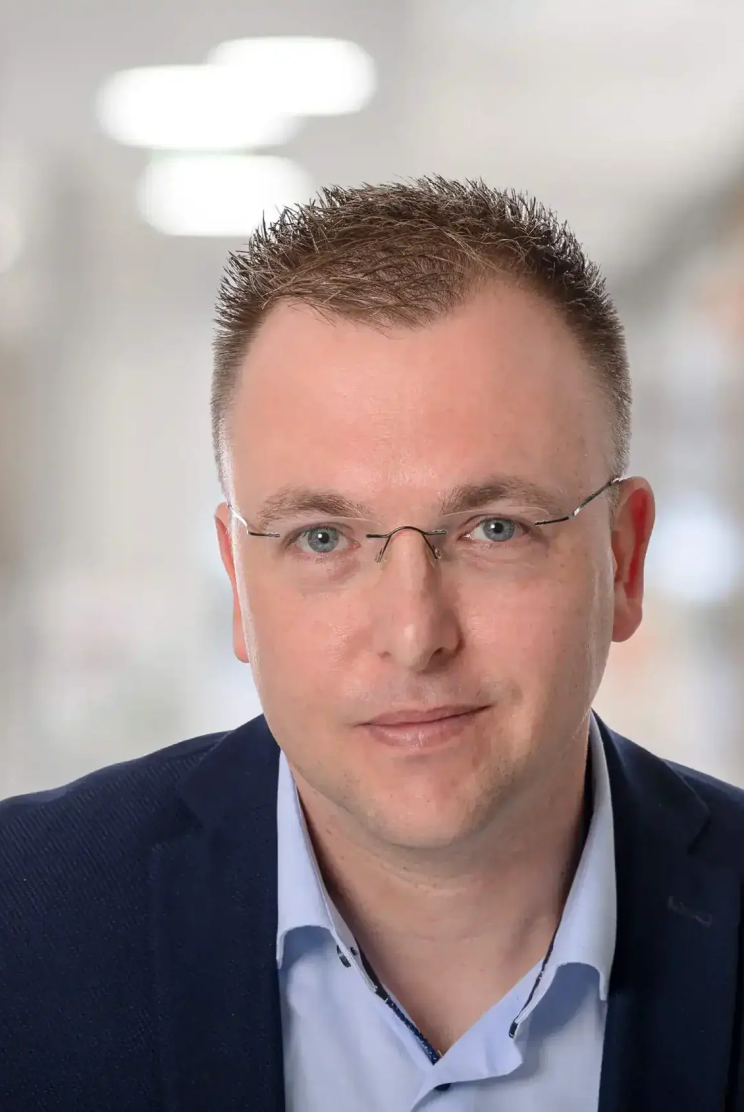 Porträt von Dozent Tobias M. der Meisterschmiede